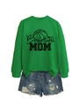 Dettaglio della stampa Basketball MOM su felpa verde e pantaloncini in denim strappati - S / Verde Erba (Stampa Nera)