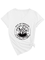 Dettaglio macro della t-shirt bianca con scollo a V e stampa Out of Breath Hiking Society - S / Bianco (Grafica Nera)