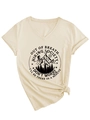 Dettaglio della maglietta beige con scollo a V e stampa Out of Breath Hiking Society - S / Sabbia (Grafica Nera)
