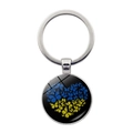 Porte-clés cœur papillon bleu et jaune avec dôme en verre et finition argentée - Style Papillons Formant un Cœur (JY008067-5)