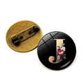 Badge broche vintage rond avec lettre J dorée et motif floral sur fond noir élégant - Lettre J (JY008015-J)