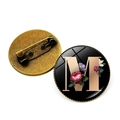 Broche ronde vintage avec lettre M florale et épingle en bronze sur fond blanc neutre - Lettre M (JY008015-M)