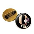 Broche ronde vintage avec motif floral lettre Q et épingle en bronze sur fond blanc - Lettre Q (JY008015-Q)