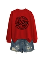 Detail von rotem Sweatshirt mit Have The Day You Deserve Totenkopf und Denim-Shorts mit Rissen - S / Rot (Schwarzer Druck)