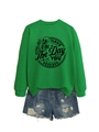 Detail von grünem Langarm-Sweatshirt mit Totenkopf-Grafik und Denim-Shorts auf weißem Grund - S / Grasgrün (Schwarzer Druck)