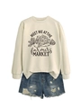 Détail du sweat crème avec imprimé marché et short en jean bleu avec déchirures - S / Sable (Imprimé Noir)