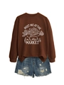 Détail d'un pull marron avec imprimé blanc vintage et short en jean aux bords effilochés - S / Café (Imprimé Blanc)