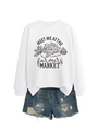 Détail d'un sweat-shirt blanc imprimé assorti à un short en jean bleu délavé et usé - S / Blanc (Imprimé Noir)