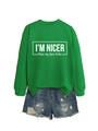 Detail von grünem Sweatshirt mit Slogan-Print und Distressed-Denim-Shorts für Damen - S / Grasgrün (Weiße Schrift)