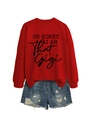 Dettaglio felpa rossa con testo 'OH HONEY I AM THAT GIGI' e pantaloncini di denim - S / Rosso (Carattere Nero)