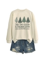 Dettaglio flat lay della felpa natalizia beige e degli shorts in denim consumati - Colore sabbia