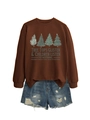 Flat lay di una felpa natalizia marrone con stampe di alberi e pantaloncini di jeans blu - Caffè