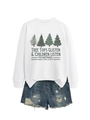 Felpa bianca con stampa alberi di Natale e pantaloncini in denim blu strappati distesi - Bianco