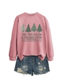 Felpa rosa con stampe di alberi di Natale e pantaloncini di jeans blu strappati distesi - Oro rosa