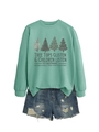 Dettaglio della felpa verde menta con stampa grafica e shorts in denim blu usurato - Verde chiaro
