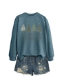 Dettaglio felpa blu scuro con stampe di alberi di Natale e pantaloncini di jeans strappati - Blu