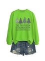 Dettaglio della felpa verde neon con stampe natalizie e pantaloncini di jeans usurati - Verde fluorescente