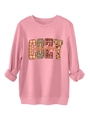 Detalle del cuello redondo y el estampado gráfico COZY SEASON en sudadera rosa de otoño - Melocotón