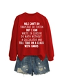 Vue à plat d'un sweat rouge avec slogan blanc et d'un short en jean délavé usé - S / Sweat-shirt Rouge (Police Blanche)