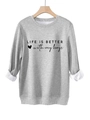 Detail von weichem Fleecefutter und Rippbündchen an diesem Life is better with my boys Hoodie - S / Hellgrau