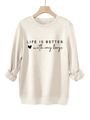 Detail der Aufschrift Life is better with my boys auf beigem dicken Baumwoll-Sweatshirt - S / Sandfarben