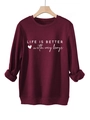 Detail des Life Is Better With My Boys Slogans und Herzaufdrucks auf weinrotem Sweatshirt - S / Burgunderrot
