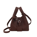 Vintage braune strukturierte Eimertasche mit Ledergriffen und Metallschnalle auf weißem Hintergrund - Braun