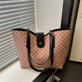 Roze bruine tote bag met M-letter monogram patroon en zwarte leren handvaten - Roze