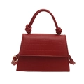 Borsa rossa con motivo a coccodrillo, manico a nodo e forma trapezoidale - Rosso