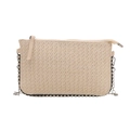 Stroh-Umschlagtasche mit silbernen Nieten und Kettenriemen in Beige - Weiß