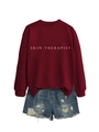 Détail d'un sweat bordeaux Skin Therapist assorti à un short en jean bleu délavé - Rouge Vin (Police Blanche)