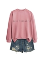 Mise à plat du sweat rose Skin Therapist avec un short en jean délavé et usé - Or Rose (Police Noire)