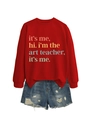 Détail du sweat rouge imprimé Art Teacher et du short en jean déchiré sur fond blanc - S / Rouge
