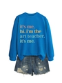 Mise à plat d'un sweat bleu 'art teacher' et d'un short en jean usé sur fond blanc - S / Bleu Lac