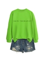 Sweatshirt vert néon Skin Therapist porté avec un short en jean bleu effiloché - Vert Fluorescent (Police Noire)