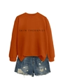 Mise à plat du sweat à col rond caramel avec imprimé et short en jean - Orange Brûlé (Police Noire)