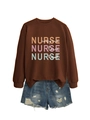 Sweat marron Nurse avec texte coloré et short en jean déchiré présenté à plat - S / café