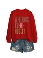 Detalle de la sudadera roja con eslóganes y pantalones cortos de mezclilla desgastados - S / Rojo