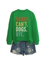 Detail van groene sweatshirt met Sorry Can't Dogs Bye tekst en denim short set - S / Grasgroen