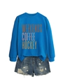 Detalle de sudadera azul con letras Weekends Coffee Hockey y pantalones cortos de mezclilla - S / Azul Lago