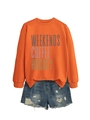 Detalle de sudadera naranja con estampado Weekends Coffee y pantalones cortos vaqueros rotos - S / Naranja