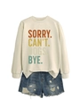 Détail du sweat-shirt crème avec texte imprimé et short en jean vieilli pour femme décontracté - S / Sable
