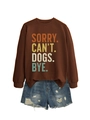 Détail de l'imprimé Sorry Can't Dogs Bye sur sweat marron oversize et short en jean - S / Café