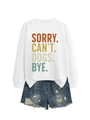 Détail de l'imprimé vintage sur sweat blanc et mini short en jean bleu avec déchirures - S / Blanc
