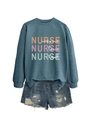 Détail du sweat-shirt Nurse avec texte imprimé coloré et short en jean assorti - S / Bleu