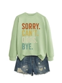 Vue détaillée du sweat vert sauge avec slogan et short en jean bleu délavé à franges - S / Vert olive