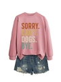 Détail d'un sweat rose avec imprimé Sorry Can't Dogs Bye et un short en jean usé - S / Or rose