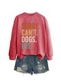 Vue à plat du sweat rouge avec texte 'SORRY CAN'T DOGS BYE' et short en jean effiloché - S / Rouge