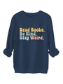 Dettaglio felpa blu scuro che mostra lo scollo a costine e la stampa stay weird - Blu Notte