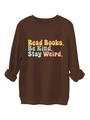 Dettaglio felpa marrone girocollo con slogan colorato 'Read Books Be Kind Stay Weird' - caffè